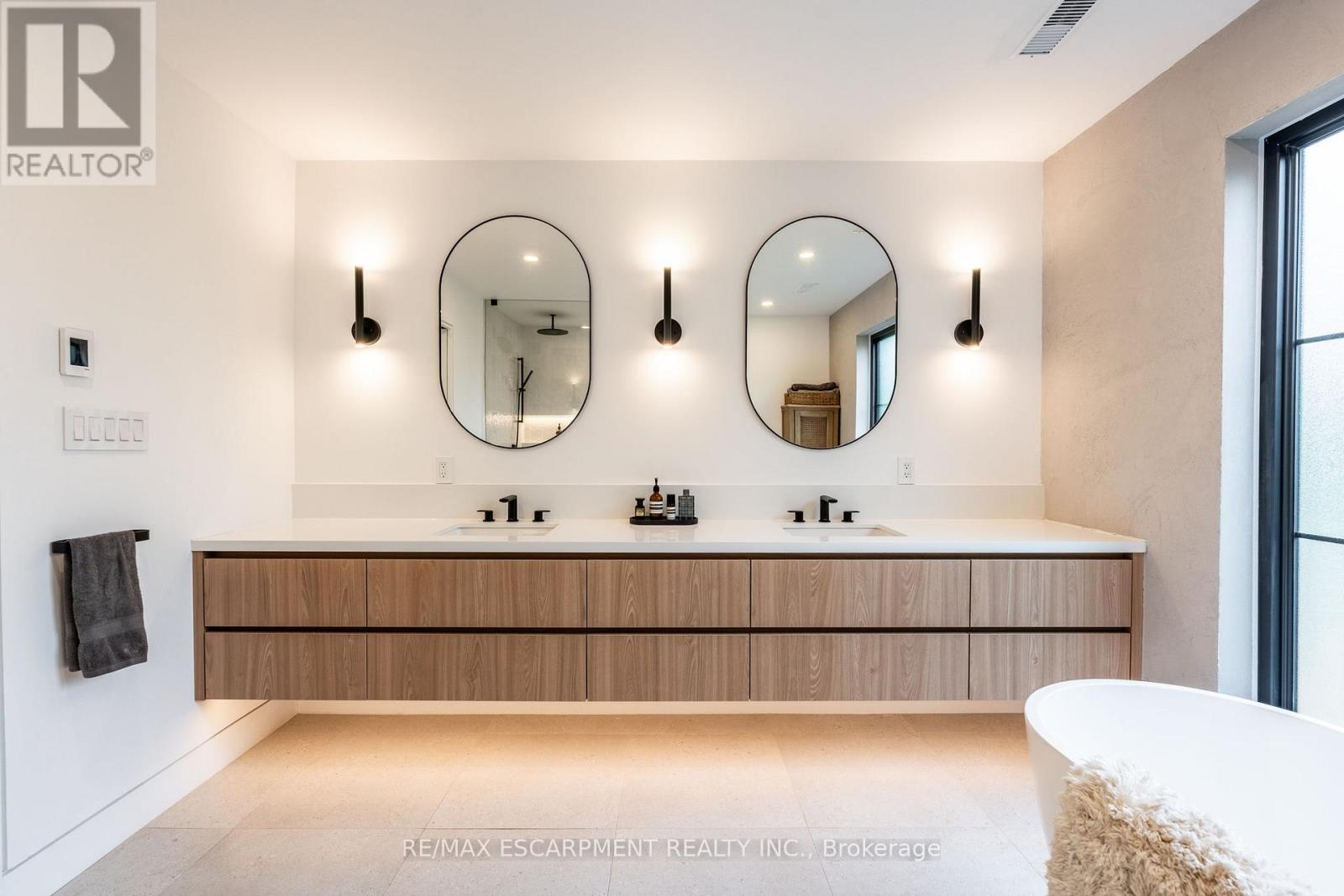 Photo 18 of 5135 Mulberry Drive, Burlington ON