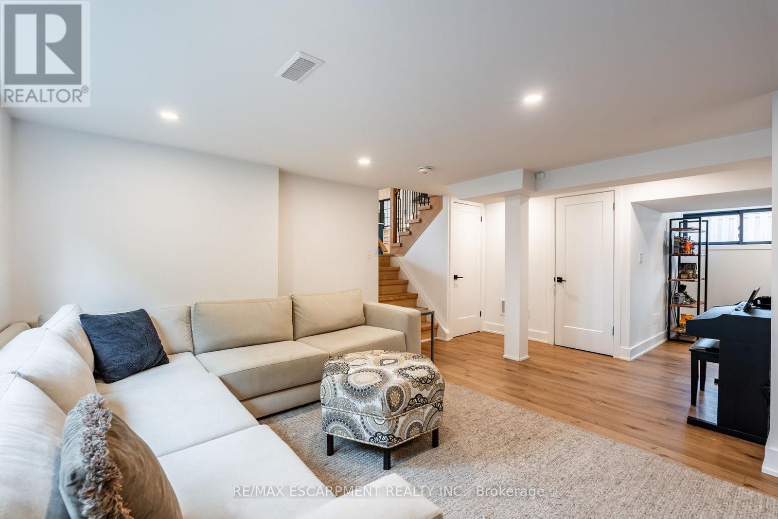 Photo 21 of 5135 Mulberry Drive, Burlington ON