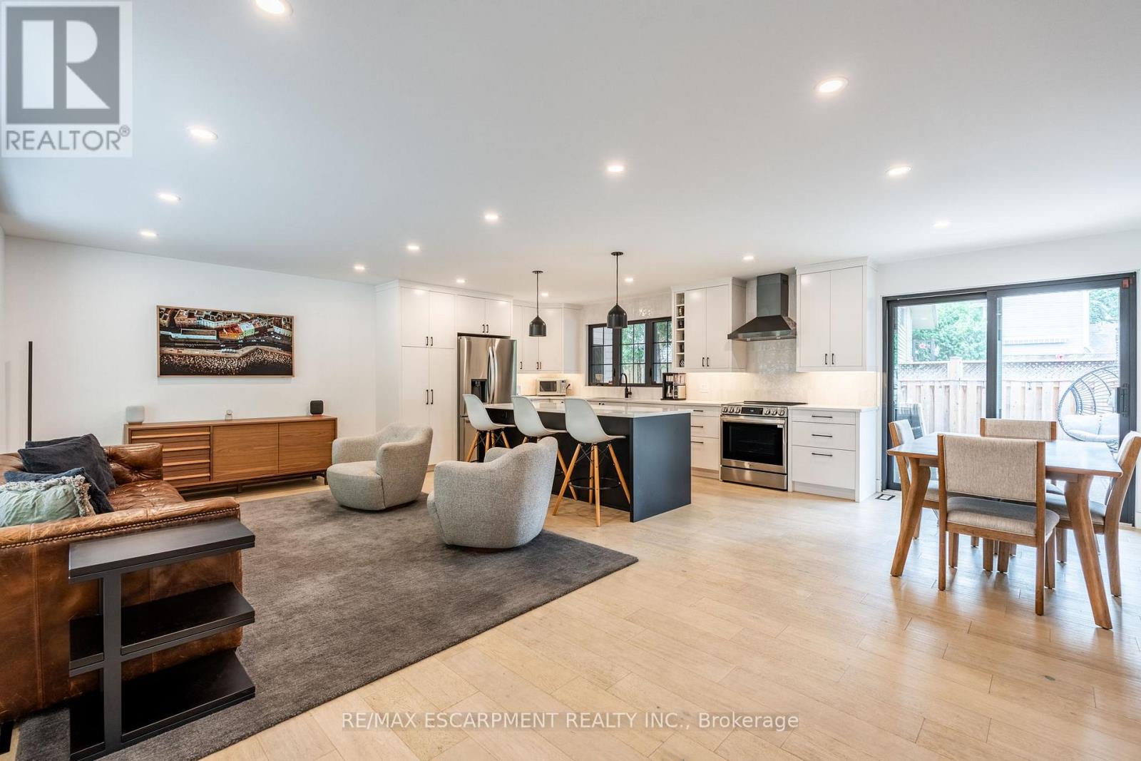 Photo 3 of 5135 Mulberry Drive, Burlington ON