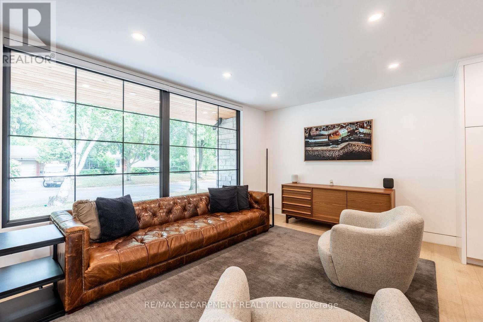 Photo 4 of 5135 Mulberry Drive, Burlington ON