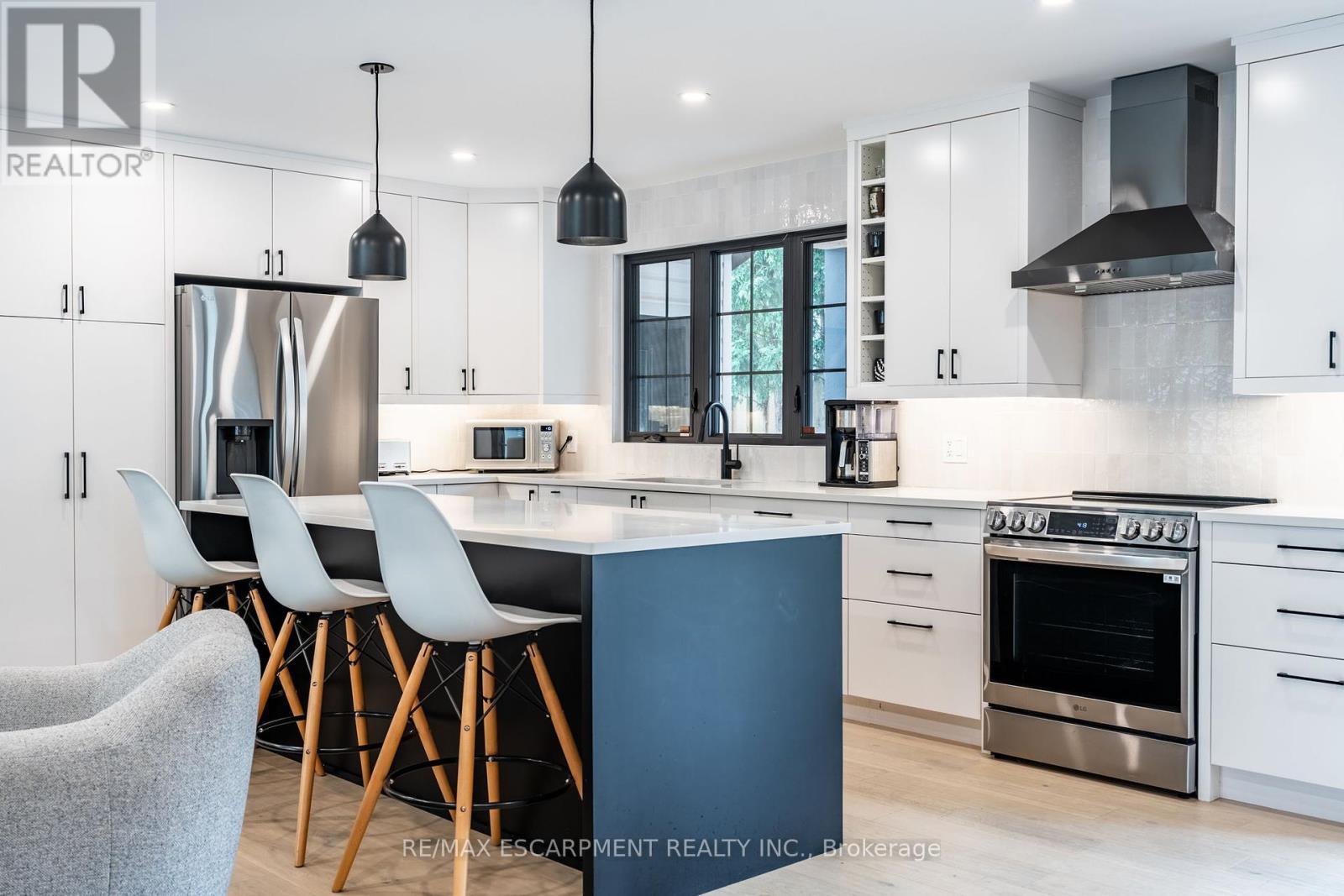 Photo 6 of 5135 Mulberry Drive, Burlington ON