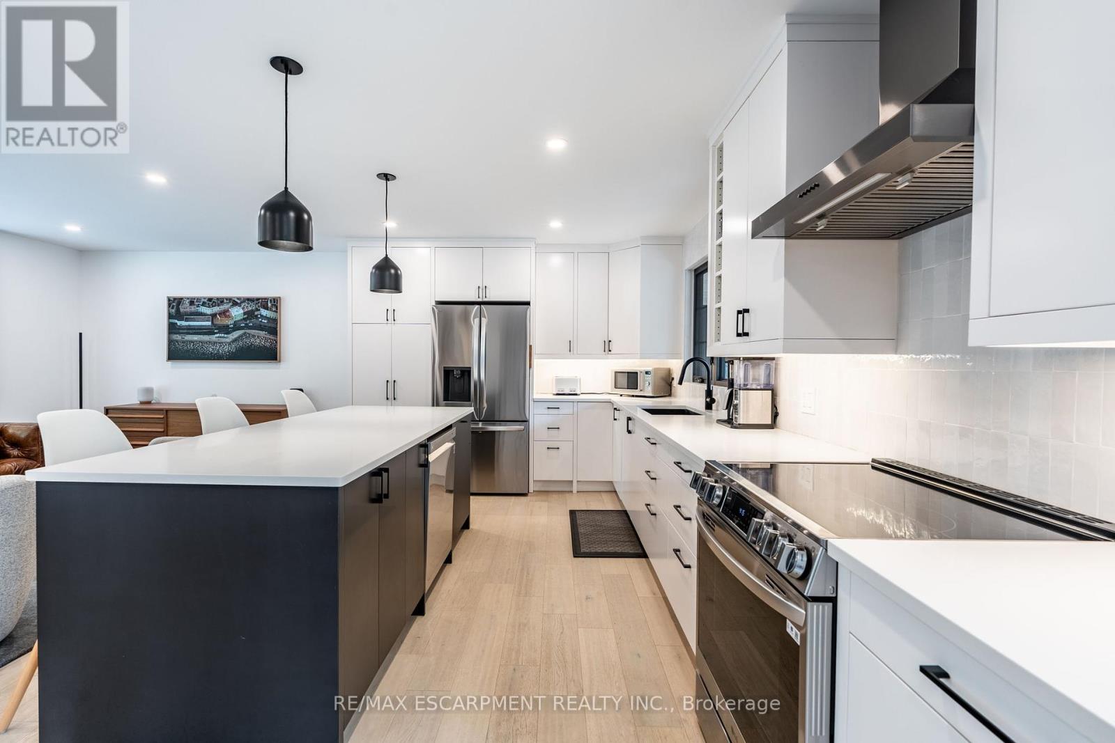 Photo 7 of 5135 Mulberry Drive, Burlington ON