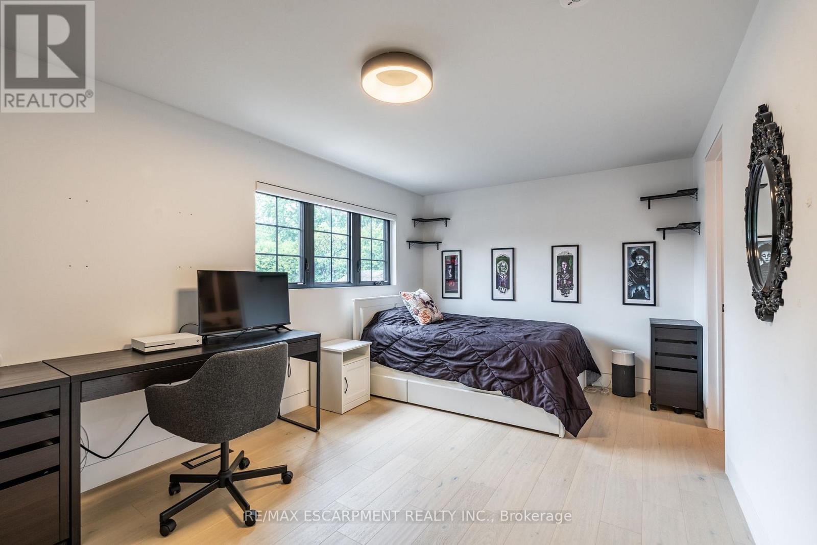 Photo 9 of 5135 Mulberry Drive, Burlington ON