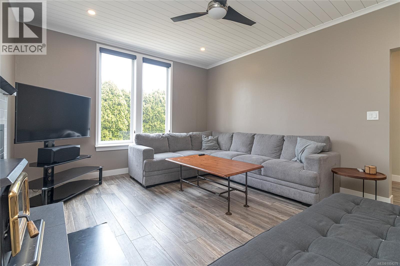 Photo 9 of 3184 Millgrove St, Saanich BC