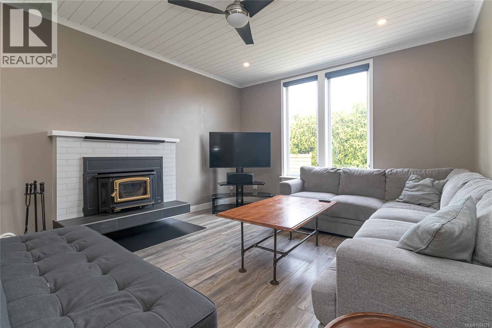 Photo 8 of 3184 Millgrove St, Saanich BC