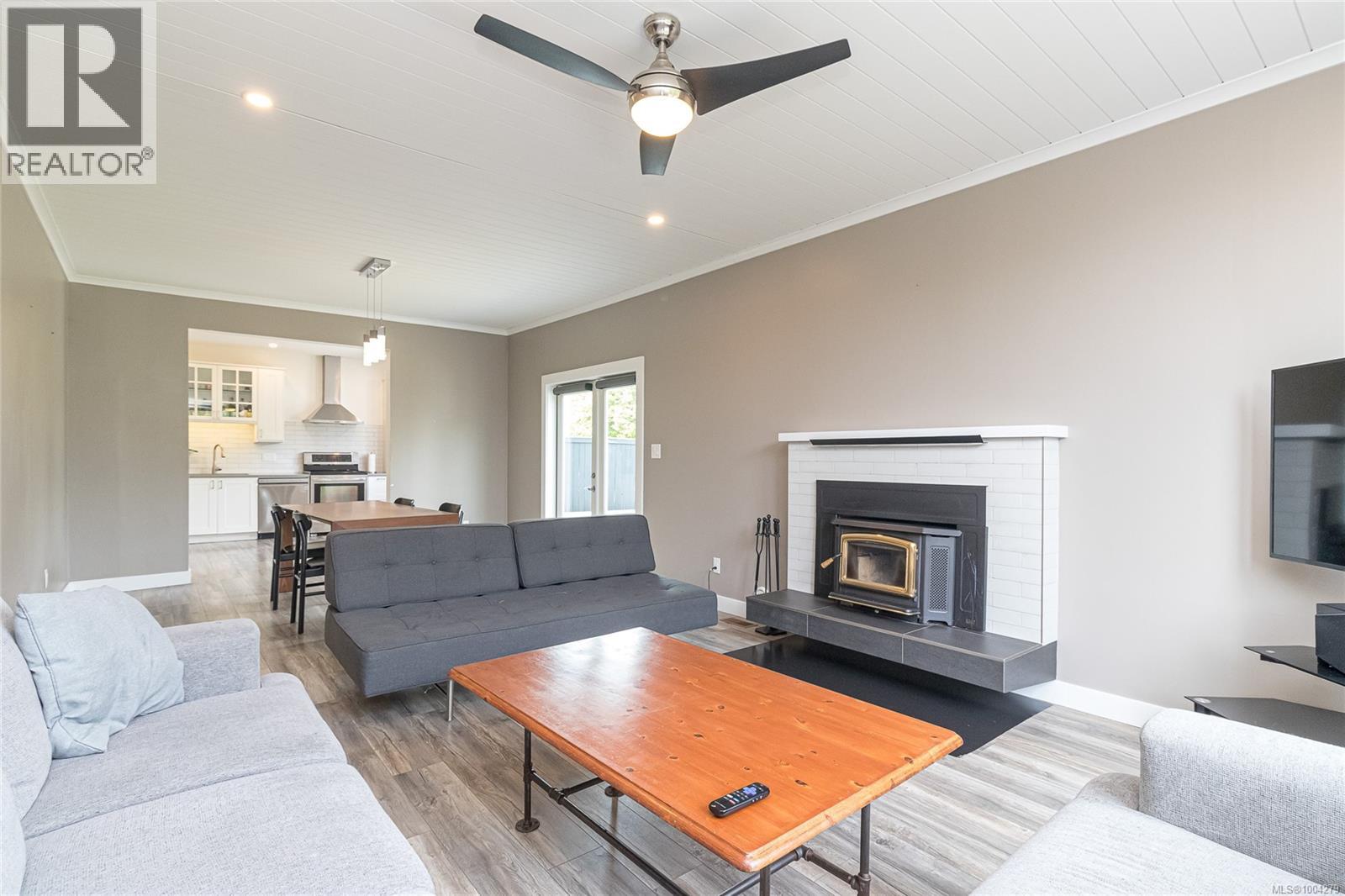 Photo 10 of 3184 Millgrove St, Saanich BC