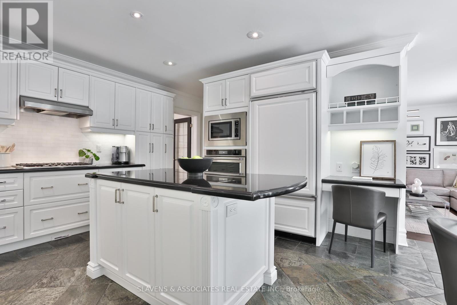 Photo 10 of 523 Fairlawn Avenue, Toronto ON