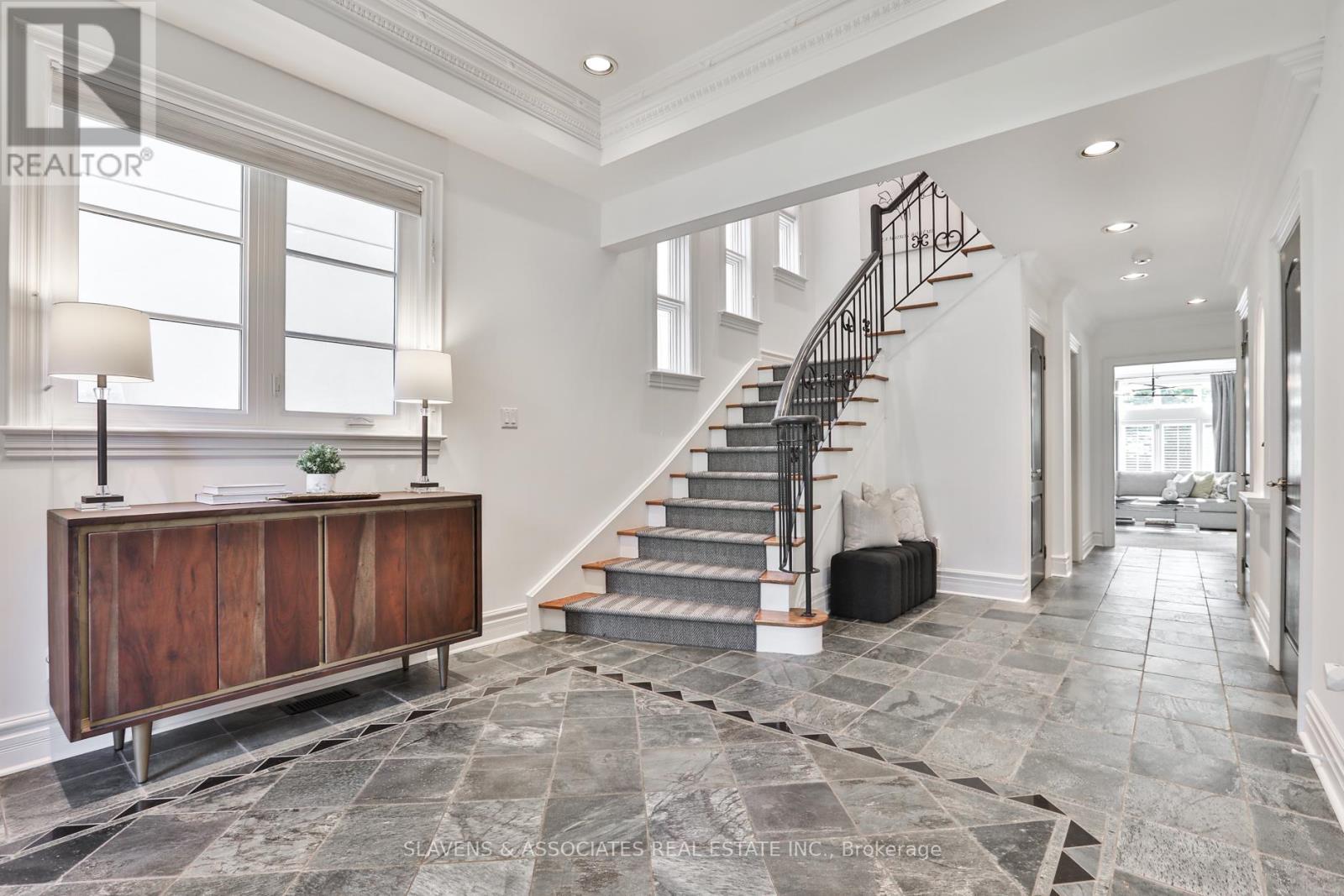 Photo 14 of 523 Fairlawn Avenue, Toronto ON