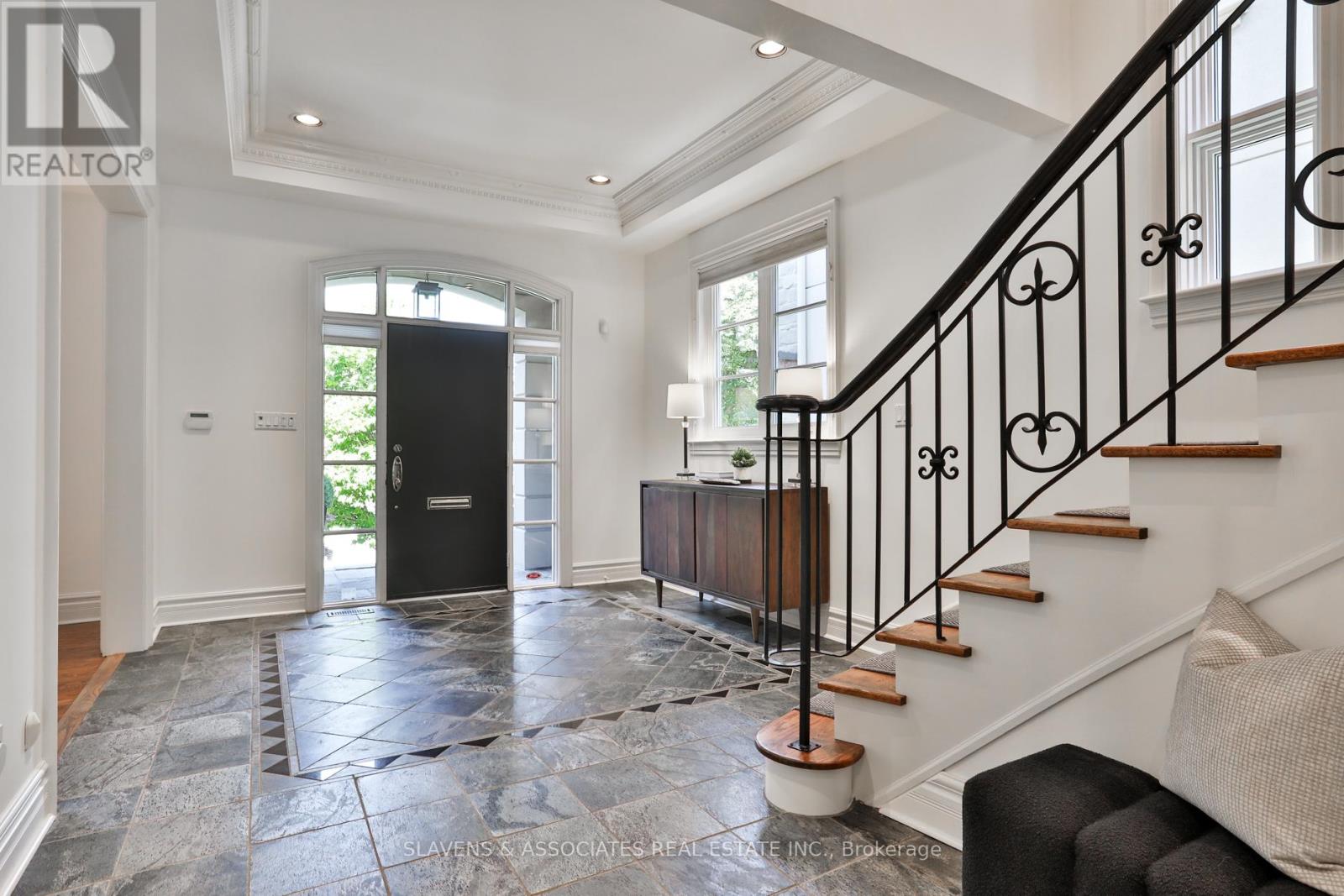 Photo 15 of 523 Fairlawn Avenue, Toronto ON