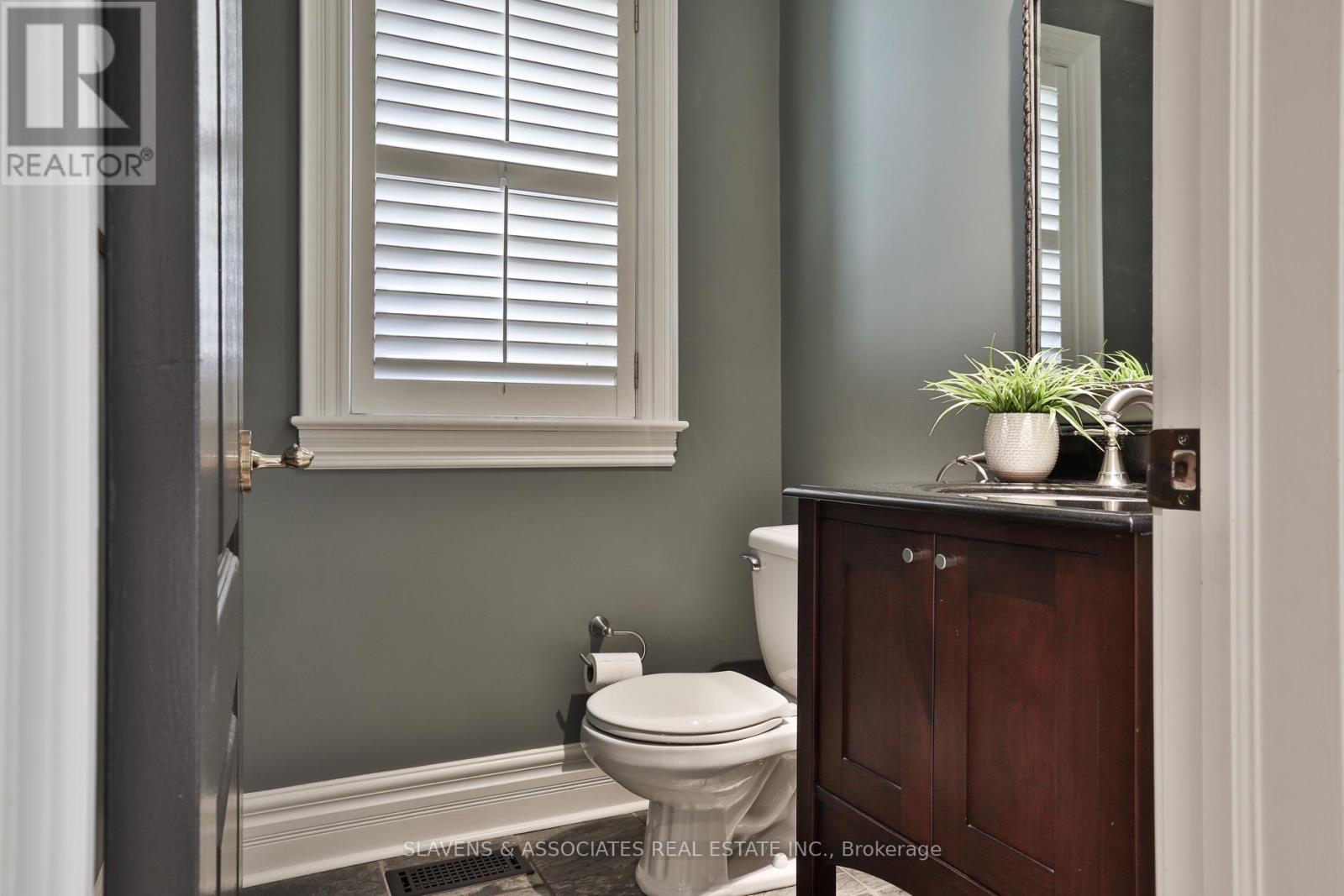 Photo 16 of 523 Fairlawn Avenue, Toronto ON