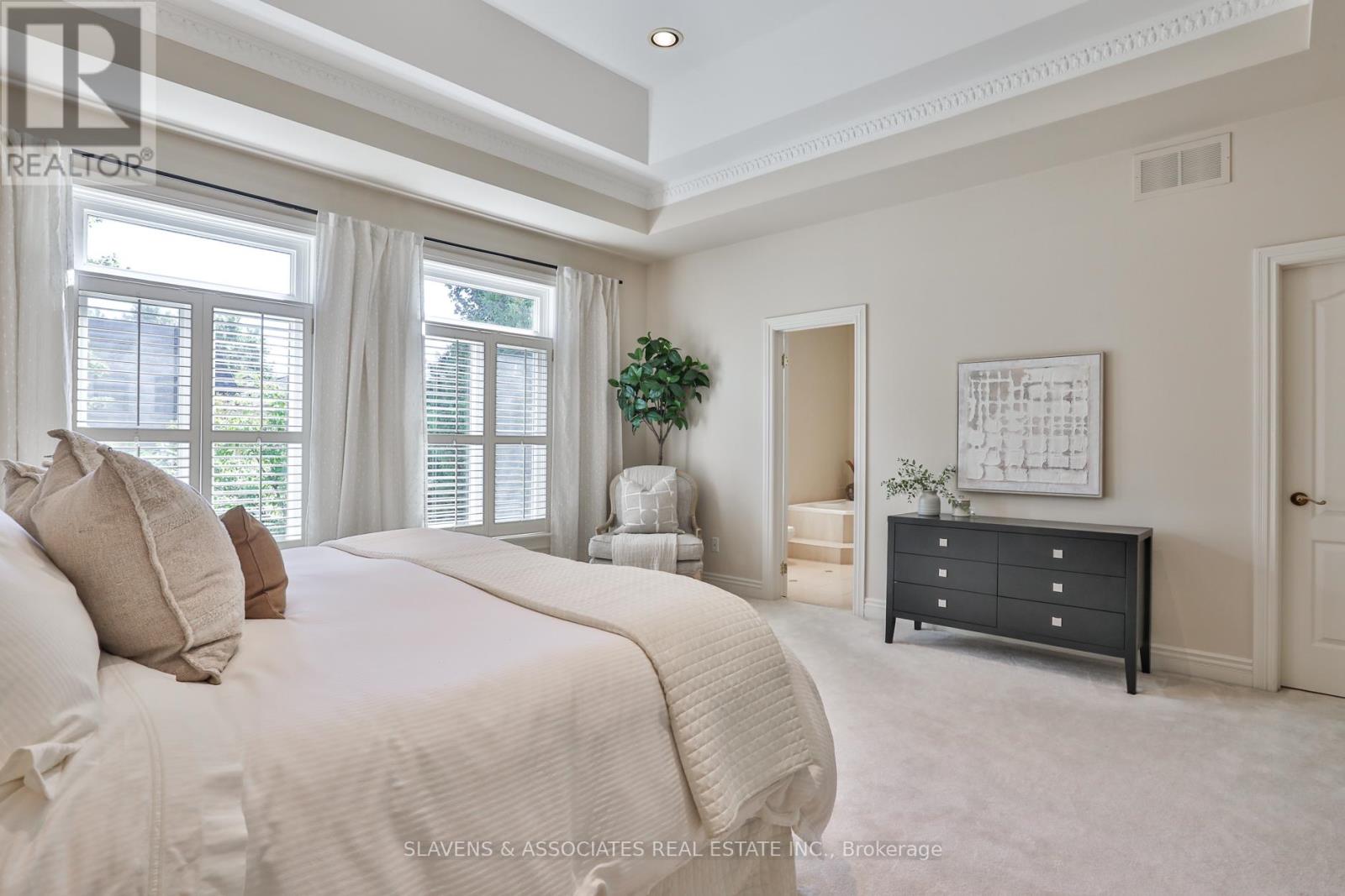Photo 18 of 523 Fairlawn Avenue, Toronto ON