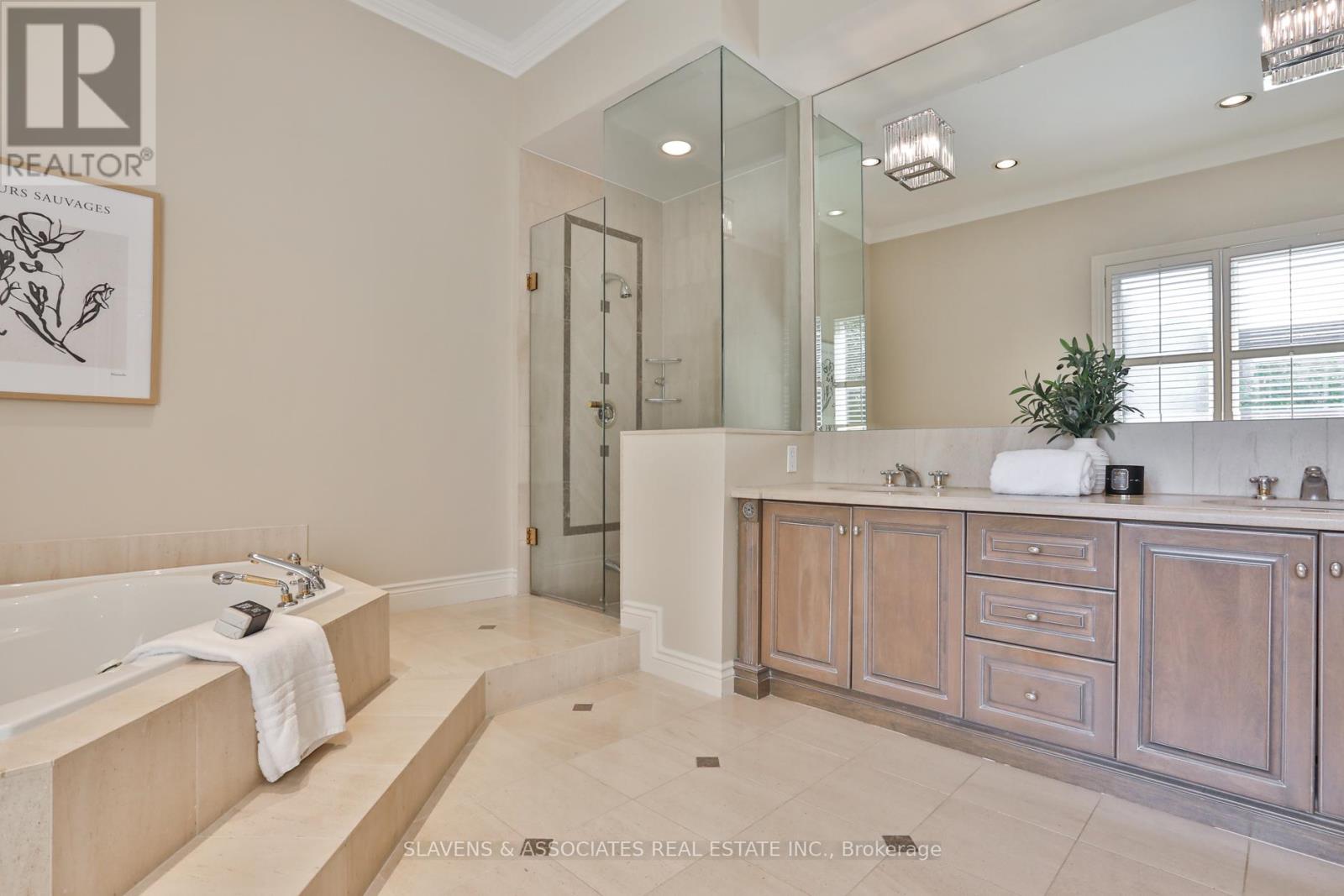 Photo 19 of 523 Fairlawn Avenue, Toronto ON