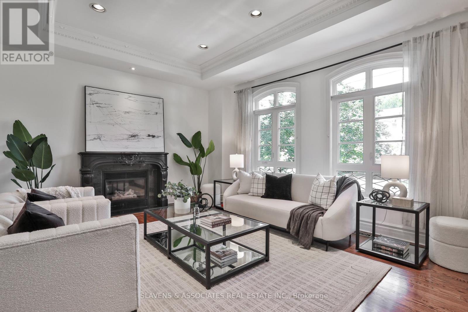 Photo 2 of 523 Fairlawn Avenue, Toronto ON