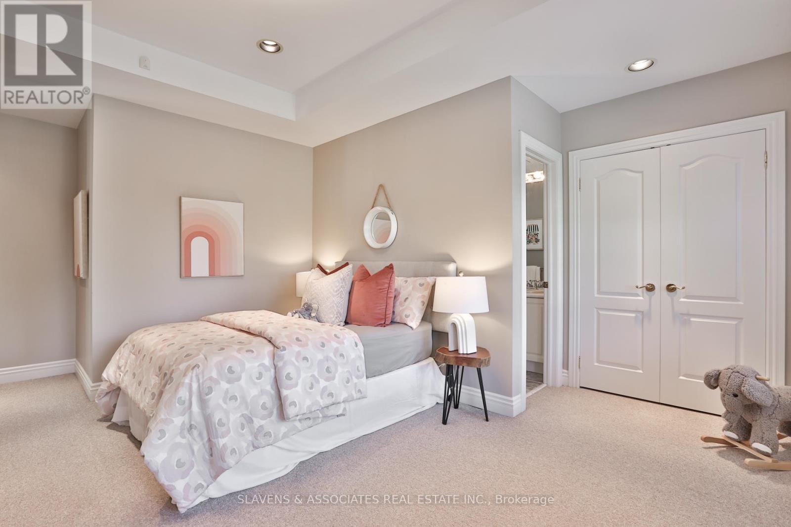 Photo 24 of 523 Fairlawn Avenue, Toronto ON