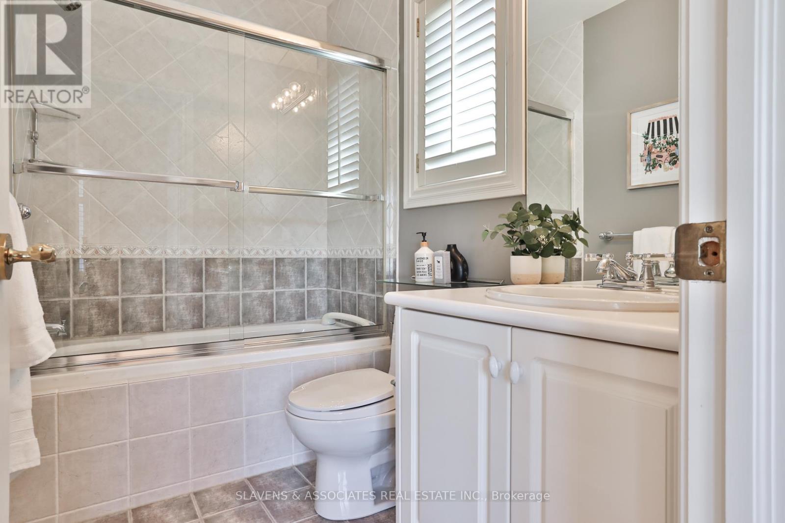 Photo 25 of 523 Fairlawn Avenue, Toronto ON