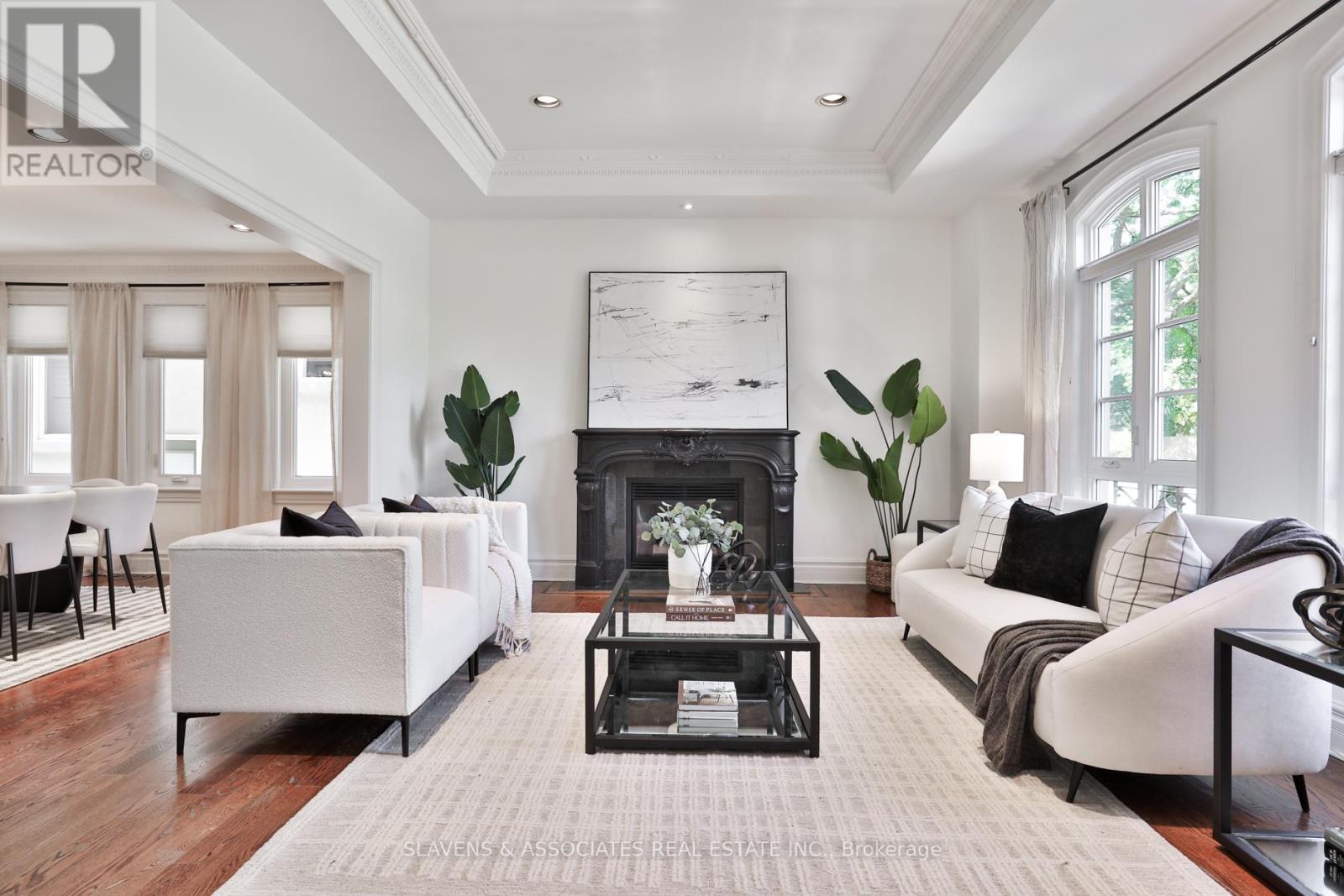 Photo 3 of 523 Fairlawn Avenue, Toronto ON