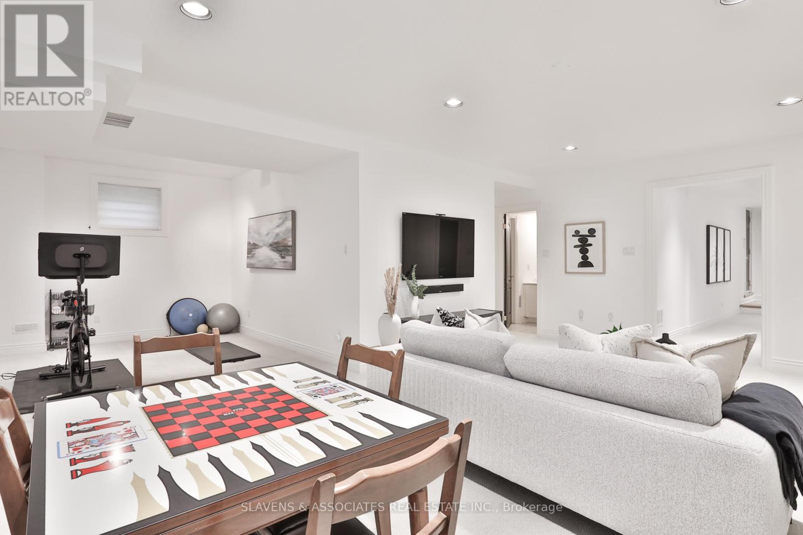Photo 33 of 523 Fairlawn Avenue, Toronto ON