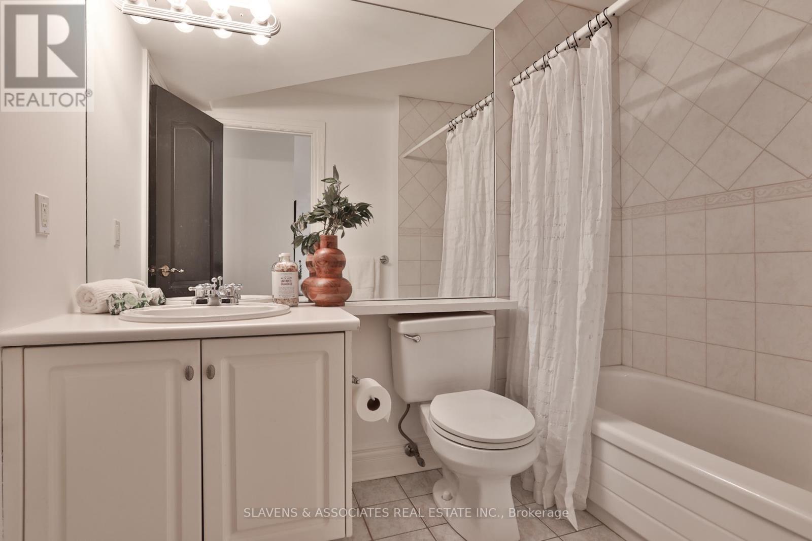 Photo 36 of 523 Fairlawn Avenue, Toronto ON