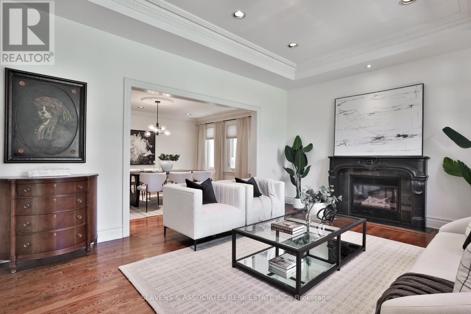 Photo 4 of 523 Fairlawn Avenue, Toronto ON