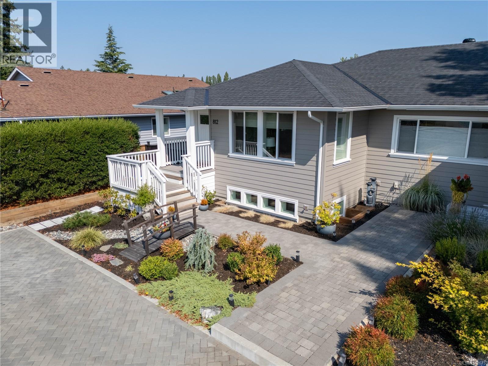 Photo 1 of 812 Mann Ave, Saanich BC