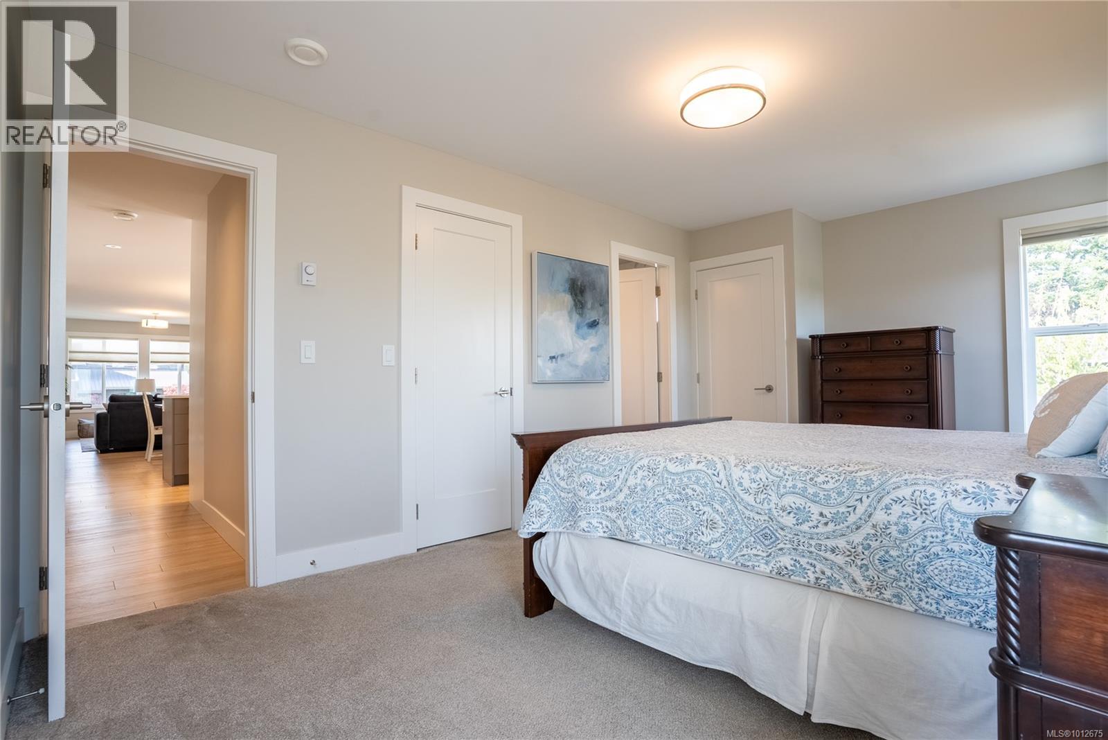 Photo 11 of 812 Mann Ave, Saanich BC