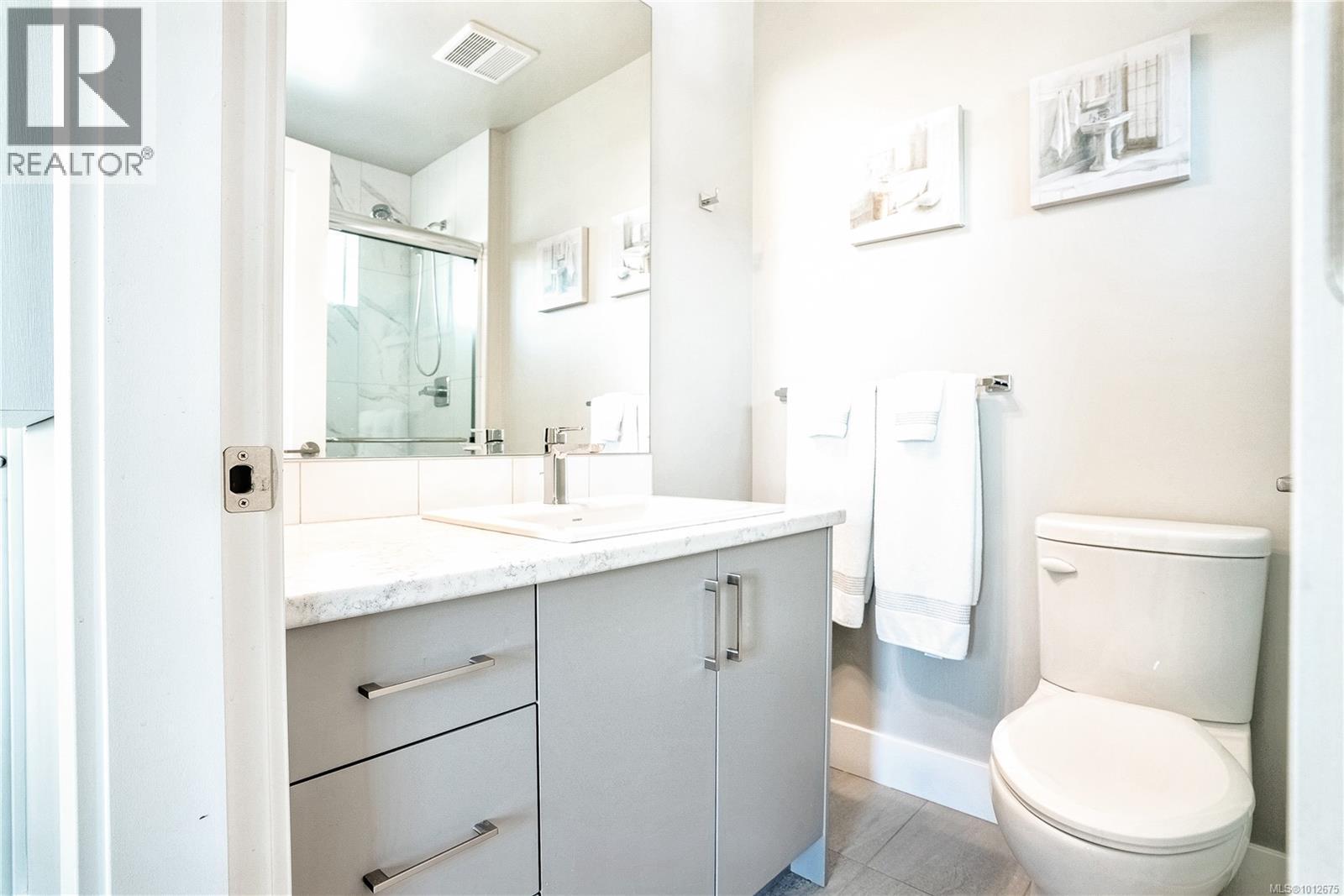 Photo 22 of 812 Mann Ave, Saanich BC