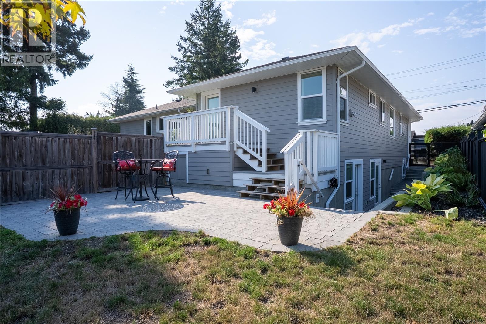 Photo 25 of 812 Mann Ave, Saanich BC