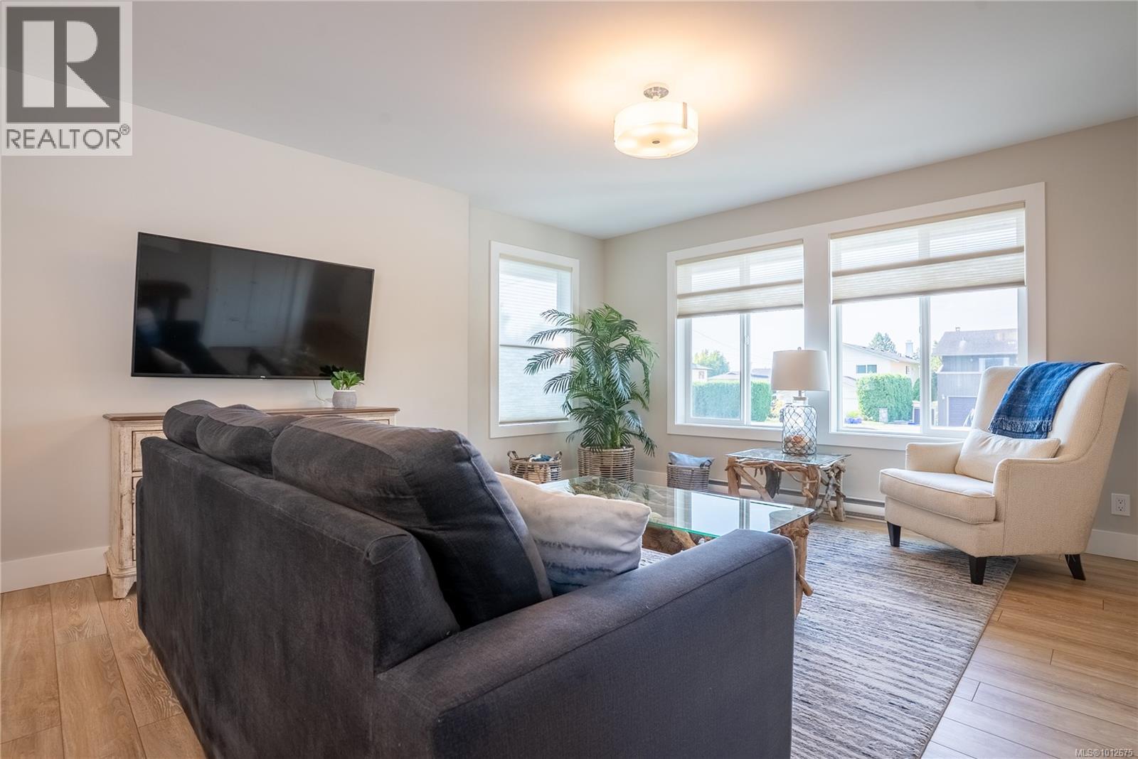 Photo 3 of 812 Mann Ave, Saanich BC