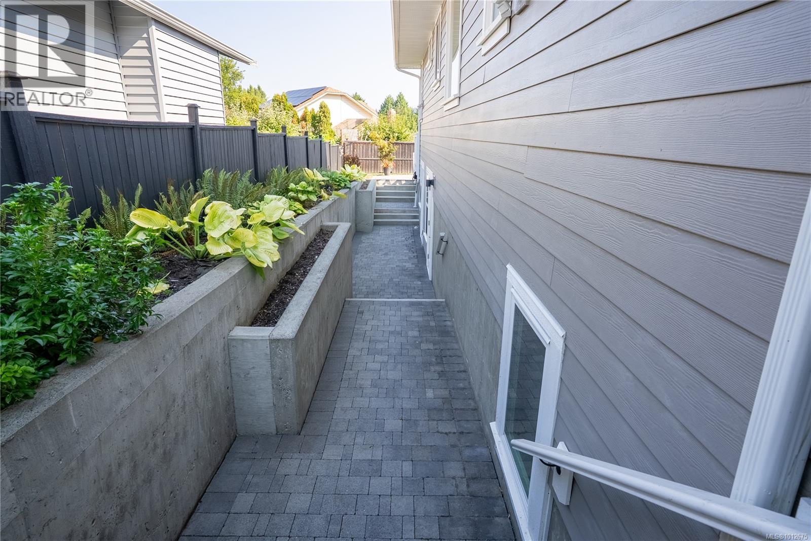 Photo 30 of 812 Mann Ave, Saanich BC