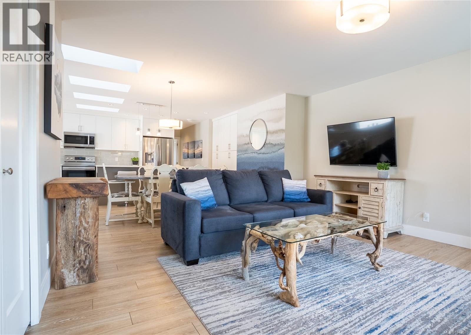 Photo 4 of 812 Mann Ave, Saanich BC