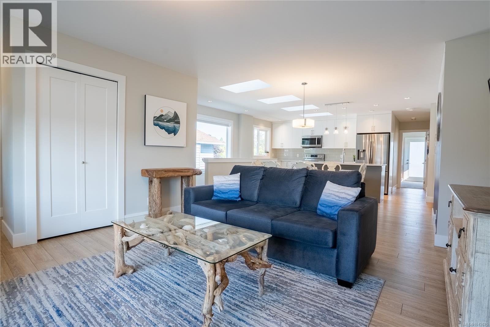 Photo 5 of 812 Mann Ave, Saanich BC