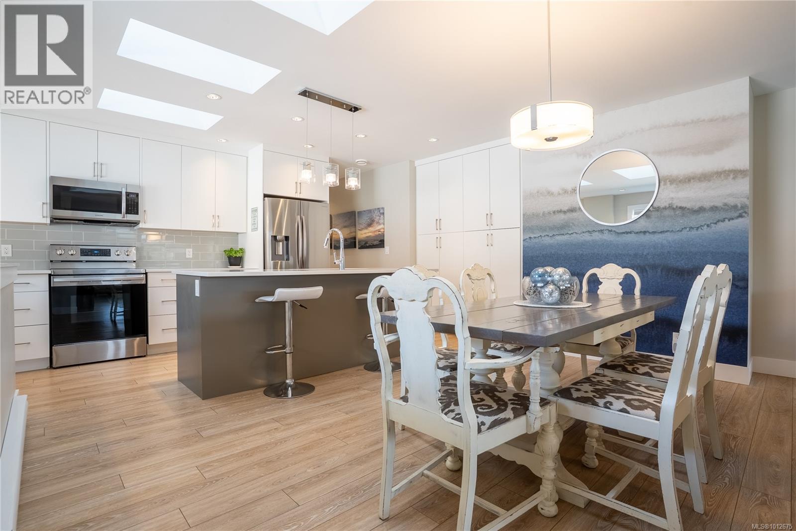 Photo 6 of 812 Mann Ave, Saanich BC