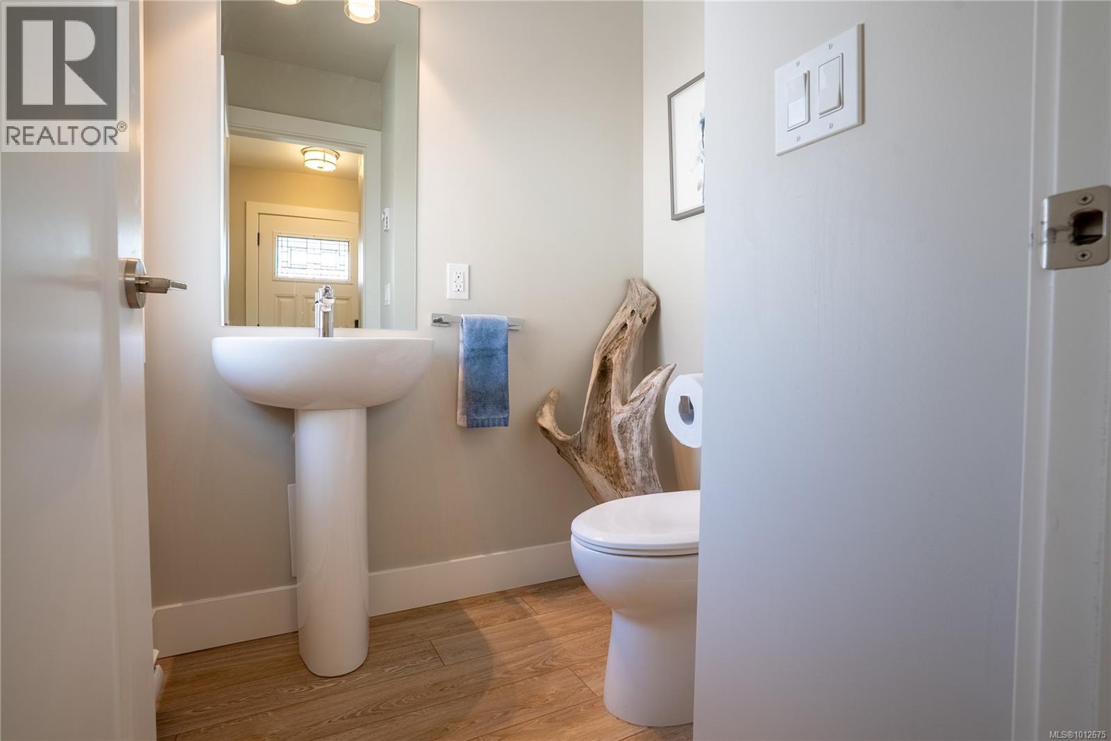 Photo 9 of 812 Mann Ave, Saanich BC