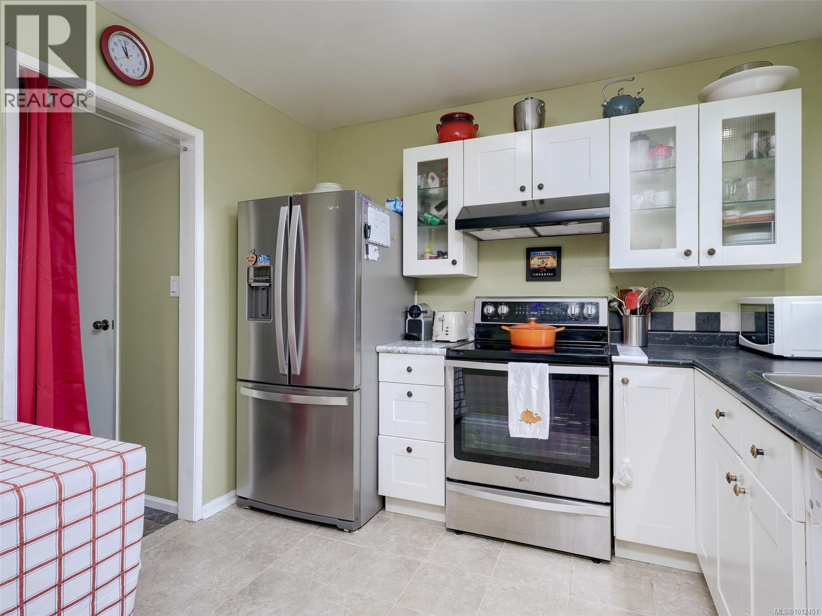Photo 9 of 3 1506 Admirals Rd, View Royal BC