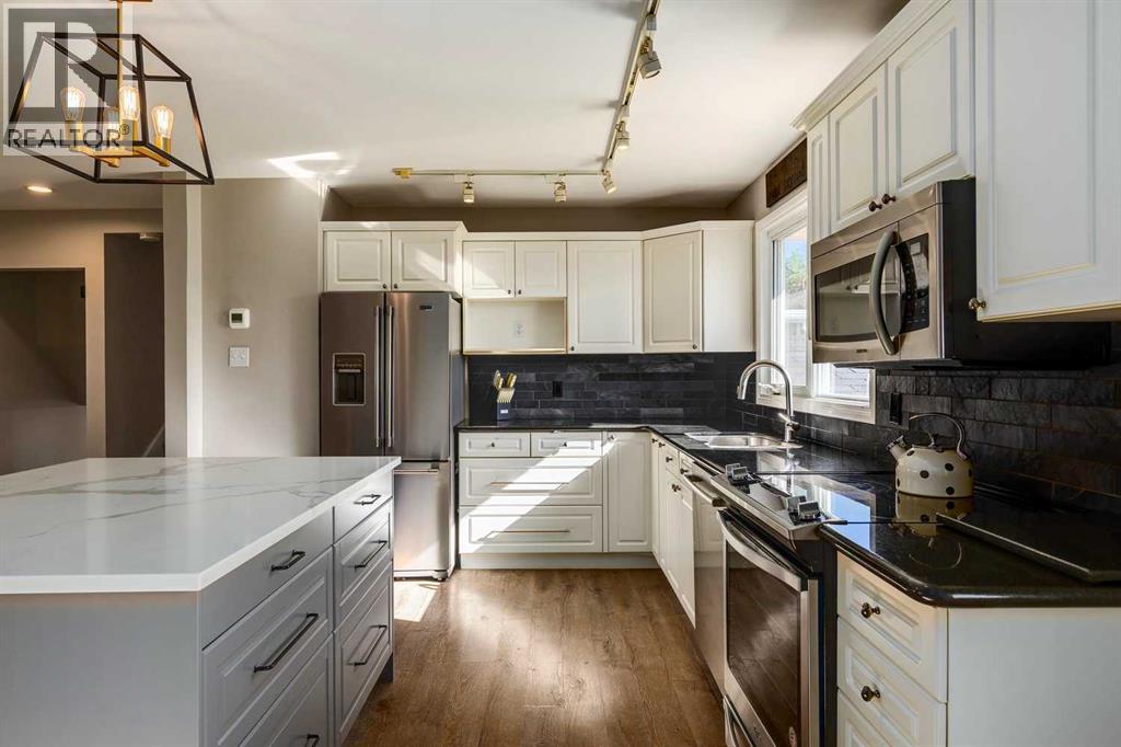 Photo 5 of 1816 Glasgow Drive Sw, Calgary AB