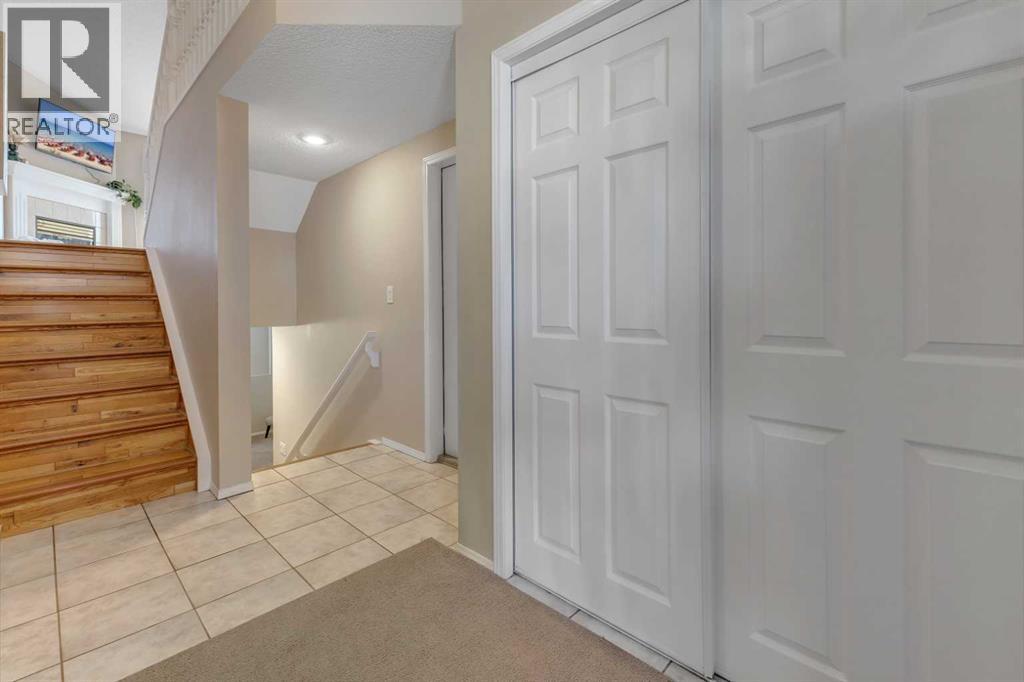 Photo 3 of 140 Sunlake Gardens Se, Calgary AB