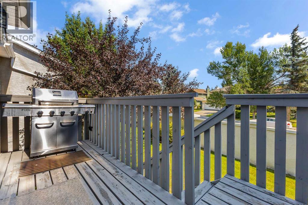 Photo 10 of 140 Sunlake Gardens Se, Calgary AB