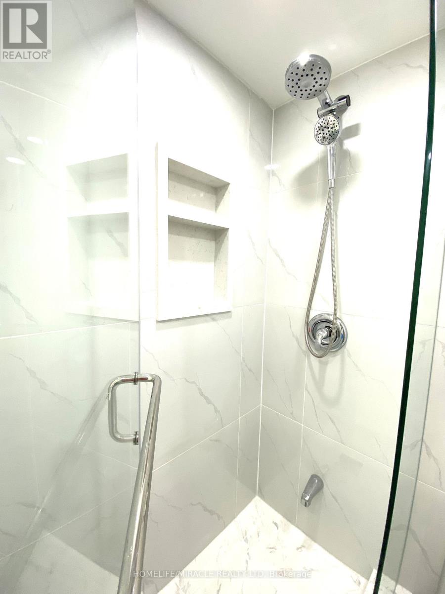 Photo 15 of 11 Berkshire Court, Whitby ON