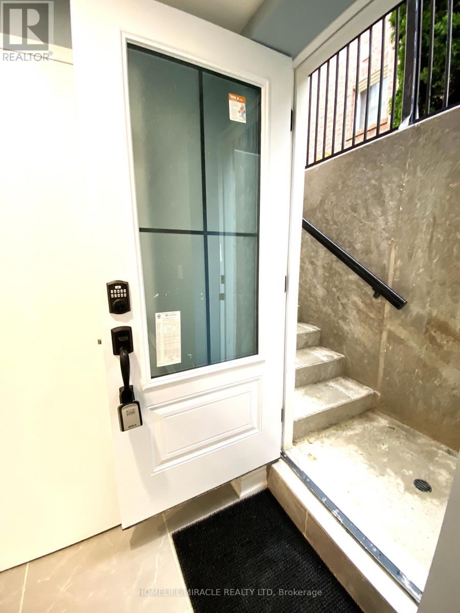 Photo 3 of 11 Berkshire Court, Whitby ON