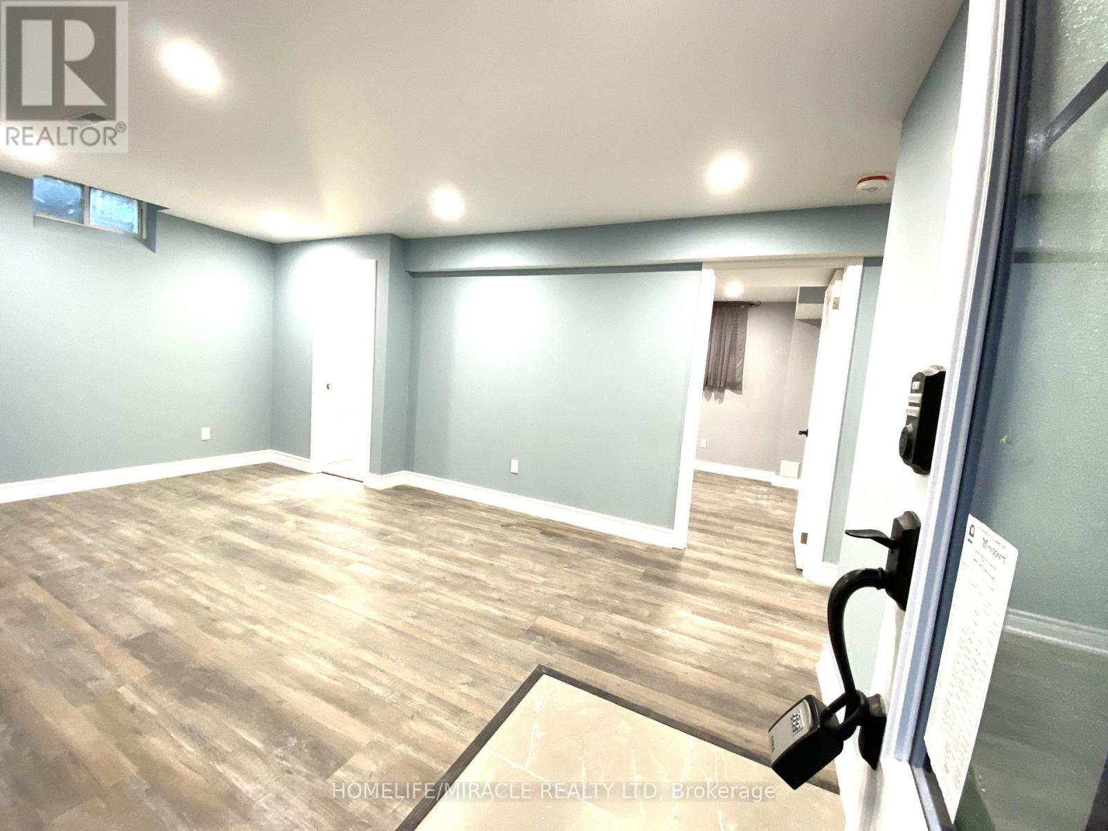 Photo 4 of 11 Berkshire Court, Whitby ON