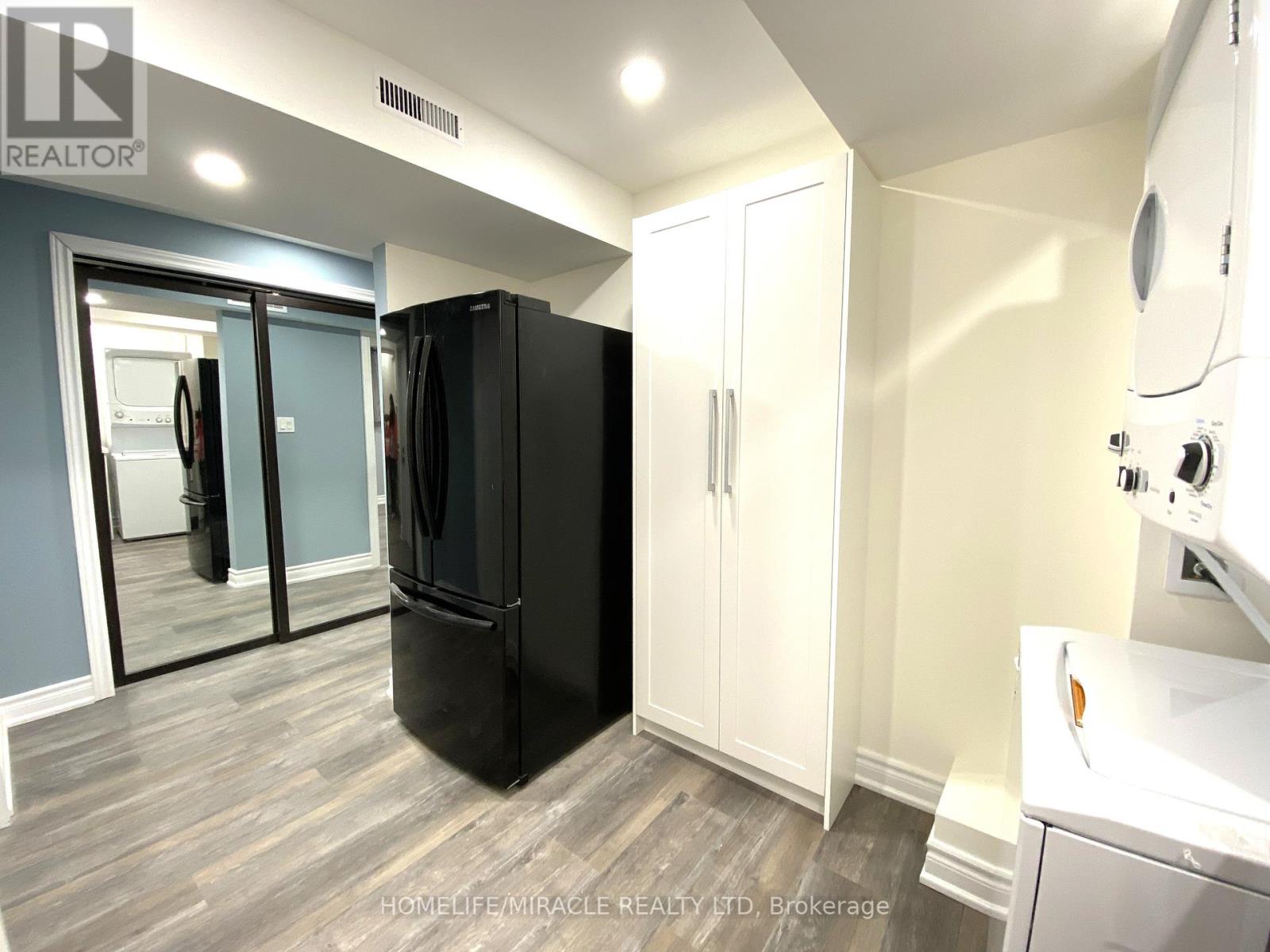 Photo 7 of 11 Berkshire Court, Whitby ON