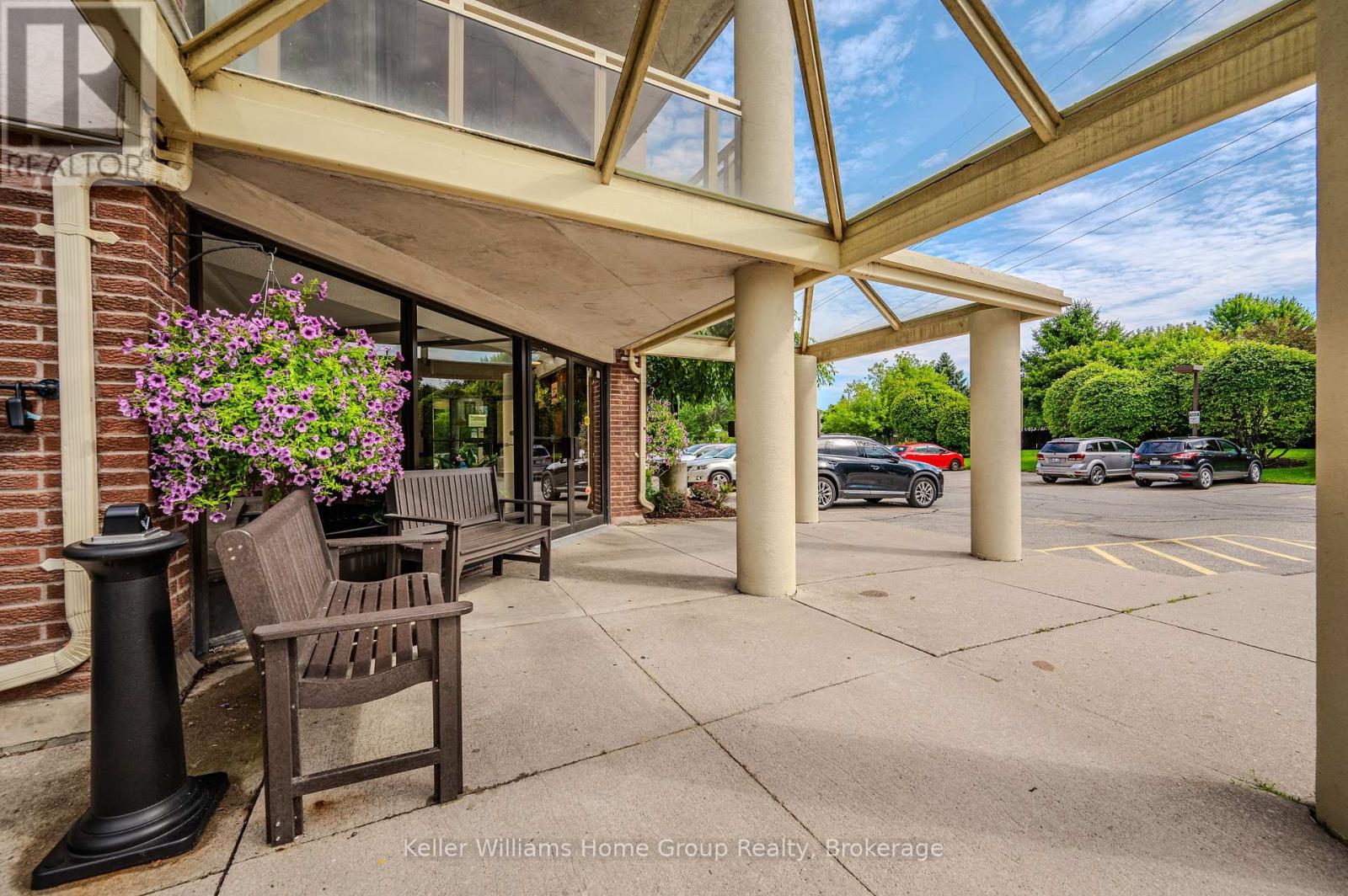 Photo 7 of 105 8 Christopher Court, Guelph ON