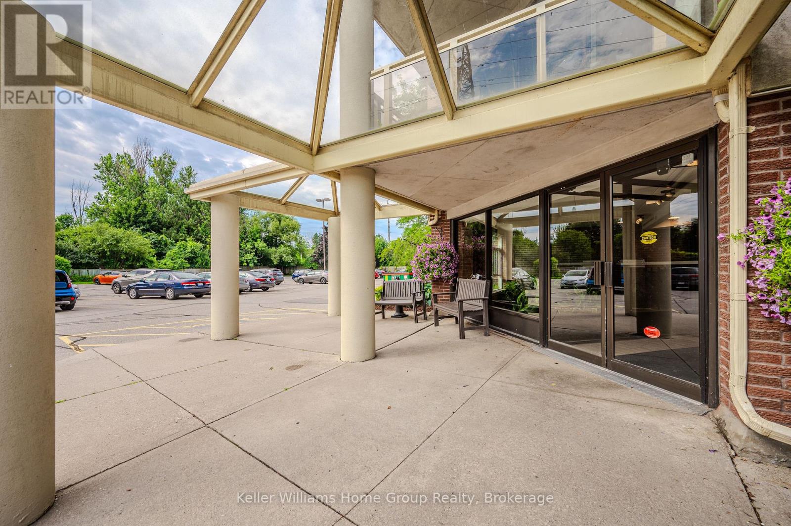 Photo 8 of 105 8 Christopher Court, Guelph ON