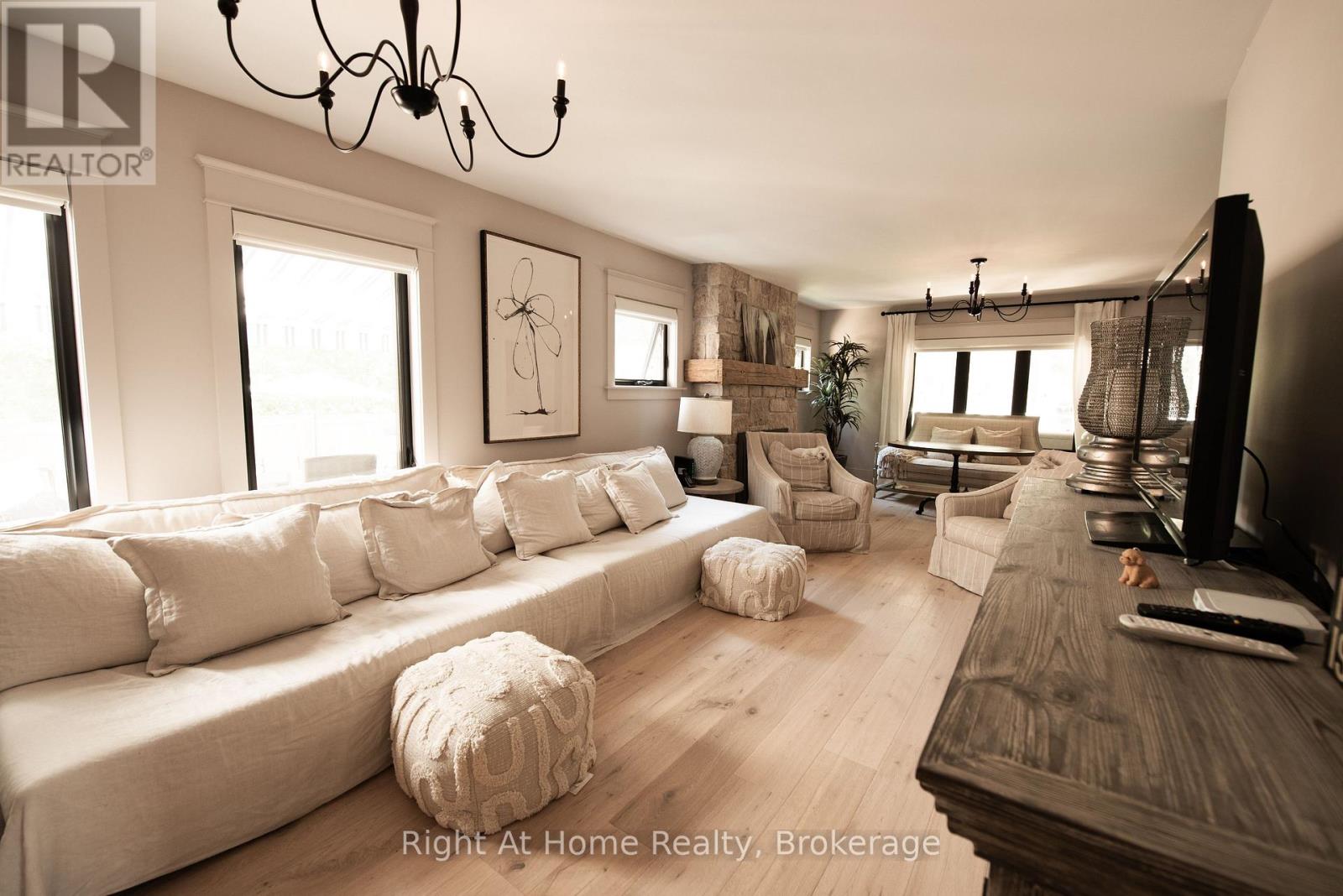 Photo 11 of 139 Allan Street, Oakville ON