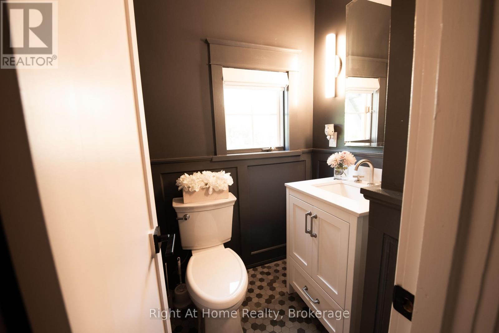Photo 13 of 139 Allan Street, Oakville ON