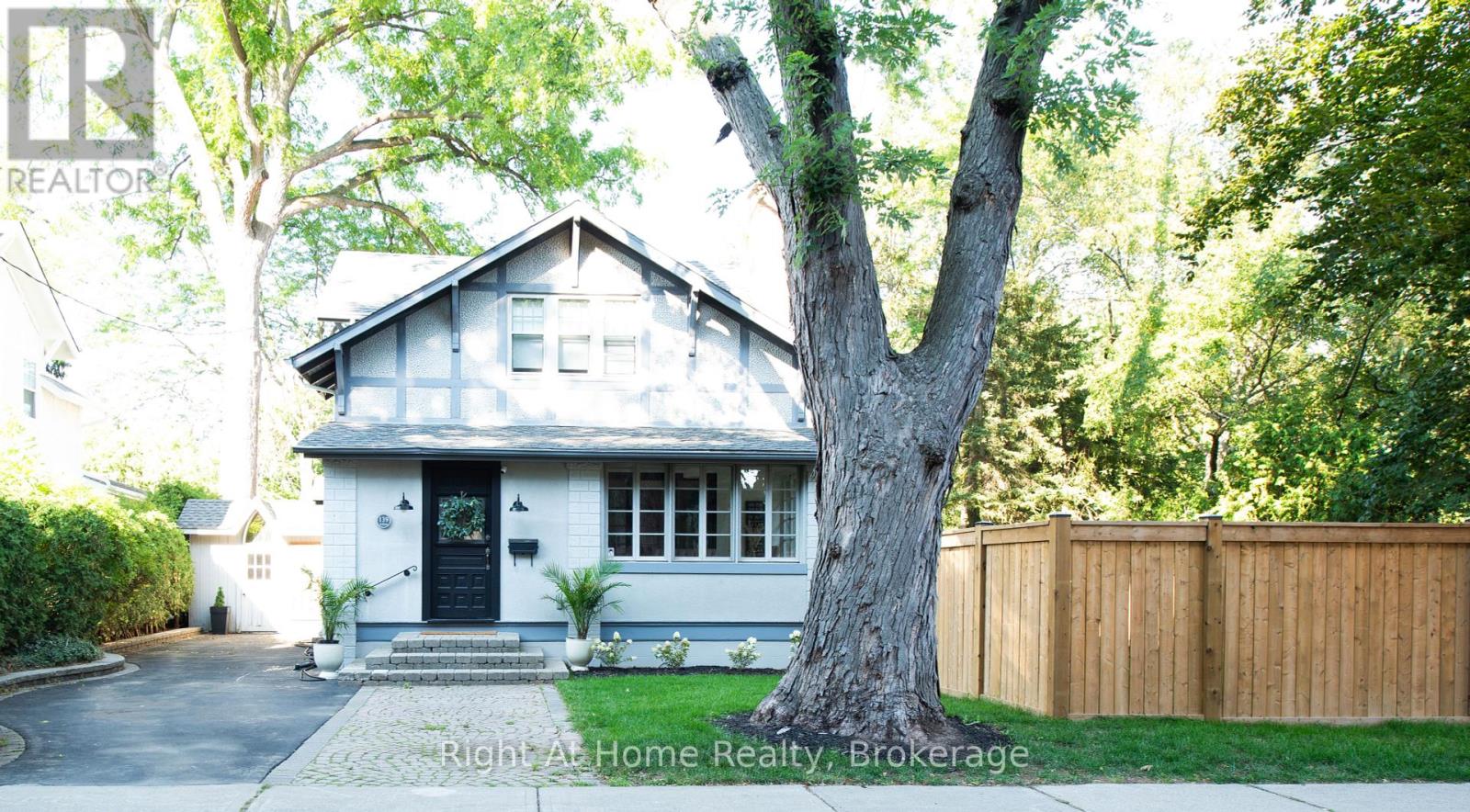 Photo 3 of 139 Allan Street, Oakville ON