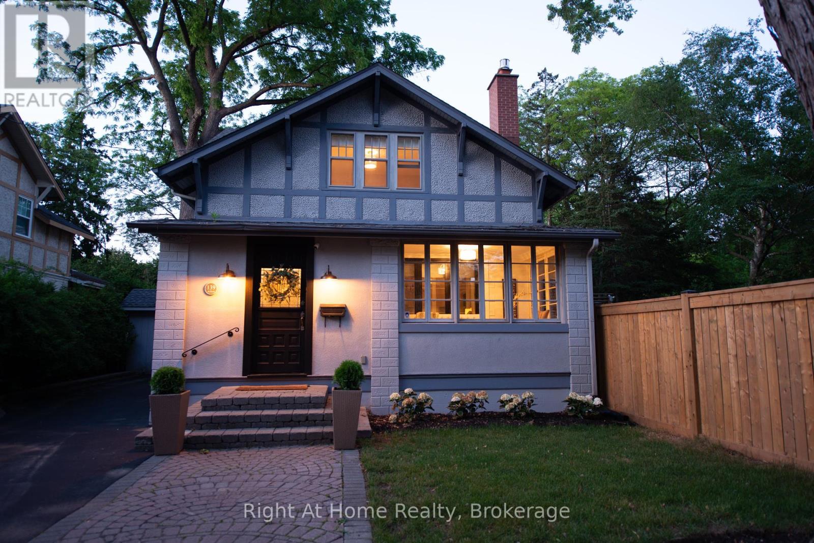 Photo 4 of 139 Allan Street, Oakville ON