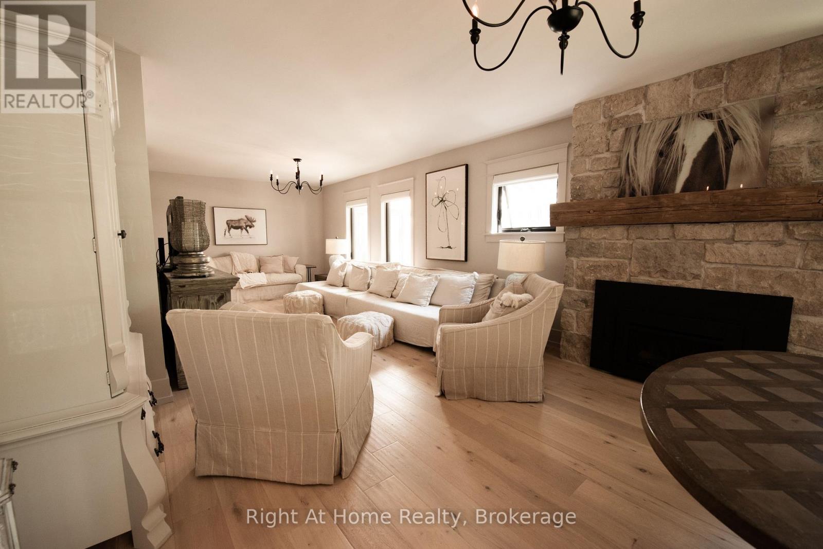 Photo 9 of 139 Allan Street, Oakville ON