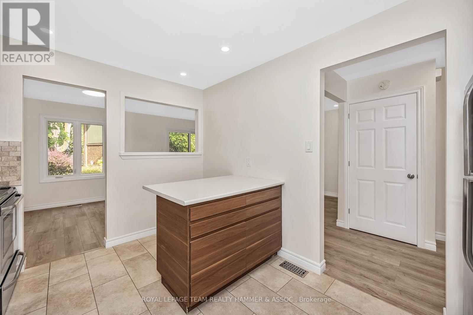 Photo 3 of 8 Chisholm Court, Ottawa ON
