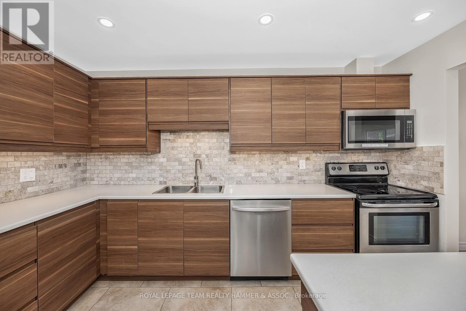 Photo 4 of 8 Chisholm Court, Ottawa ON